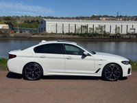 USED 2022 72 BMW 5 SERIES 3.0 545e 12kWh M Sport Saloon 4dr Petrol Plug-in Hybrid Steptronic xDrive Euro 6 (s/s) (394 ps) ***REVERSING CAMERA - CRUISE CONTROL - APPLE CARPLAY - ANDROID AUTO ***