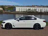 USED 2022 72 BMW 5 SERIES 3.0 545e 12kWh M Sport Saloon 4dr Petrol Plug-in Hybrid Steptronic xDrive Euro 6 (s/s) (394 ps) ***REVERSING CAMERA - CRUISE CONTROL - APPLE CARPLAY - ANDROID AUTO ***