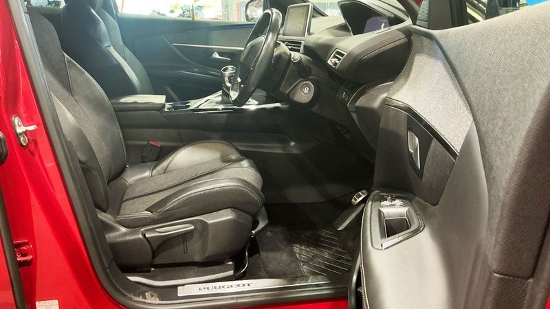 2017 Peugeot 3008 in red — photo 12 of 13