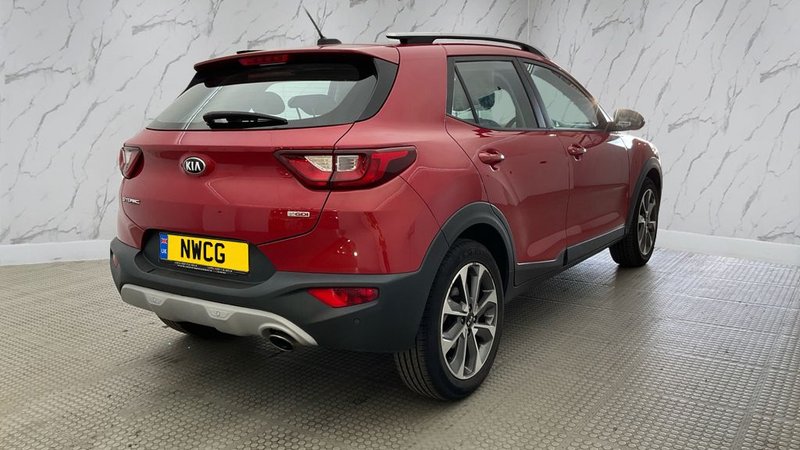 2018 Kia Stonic in red — photo 4 of 9