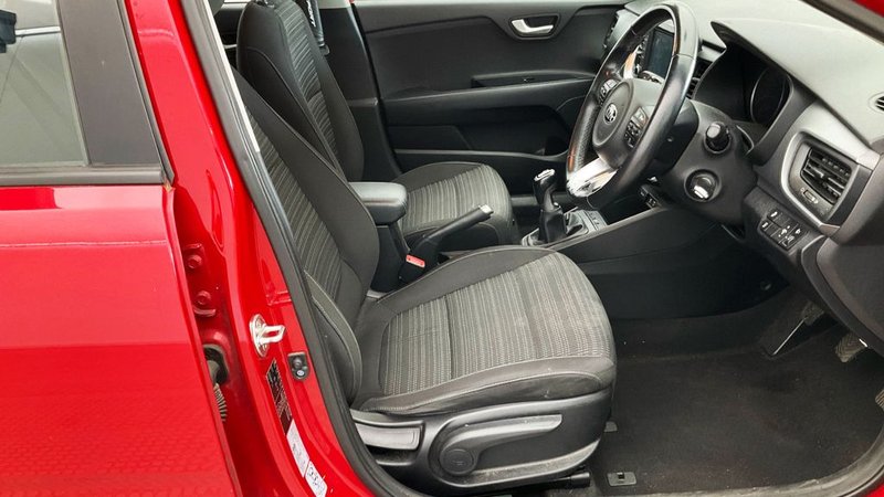 2018 Kia Stonic in red — photo 7 of 9