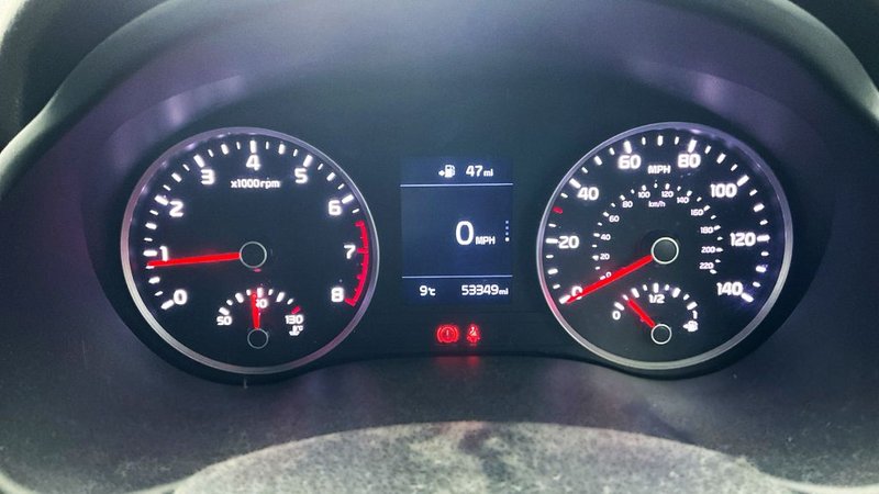 2018 Kia Stonic in red — photo 6 of 9