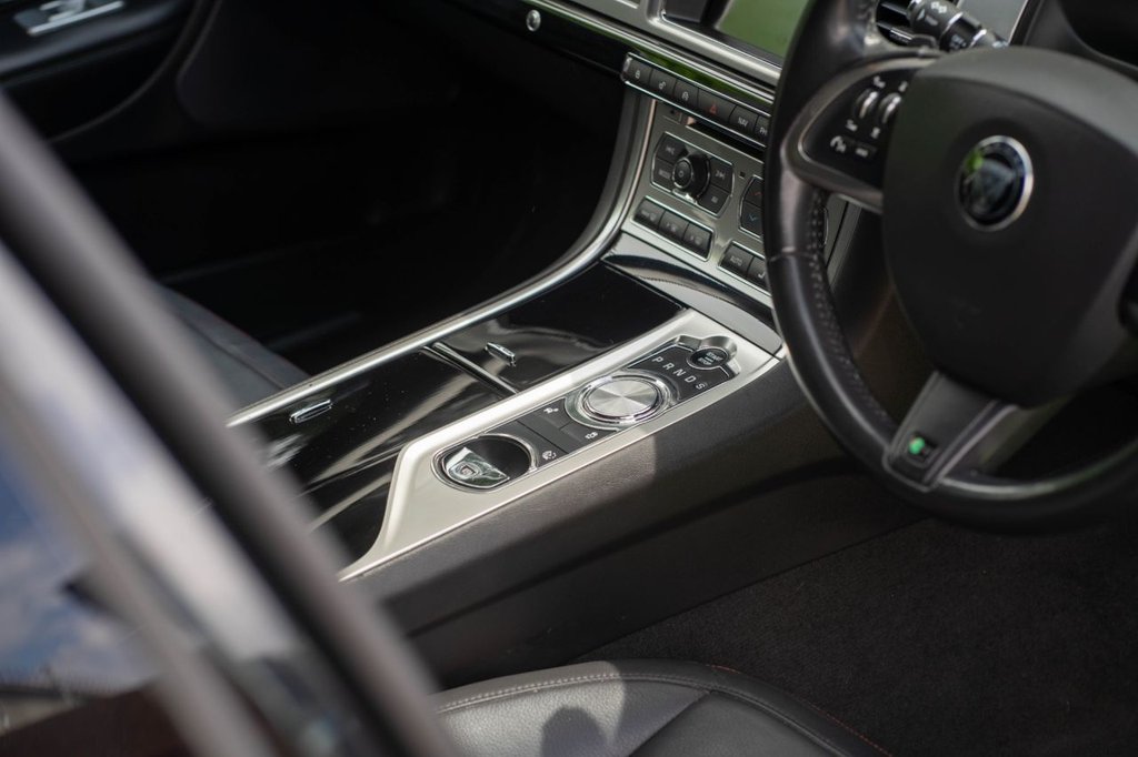 USED 2015 15 JAGUAR XF 2.2d R-Sport Black Sportbrake 5dr Diesel Auto Euro 5 (s/s) (200 ps) FSH, RCAM, H/SEATS