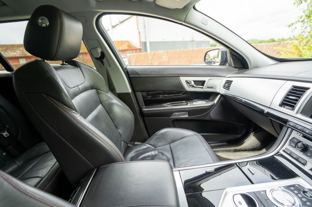 USED 2015 15 JAGUAR XF 2.2d R-Sport Black Sportbrake 5dr Diesel Auto Euro 5 (s/s) (200 ps) FSH, RCAM, H/SEATS