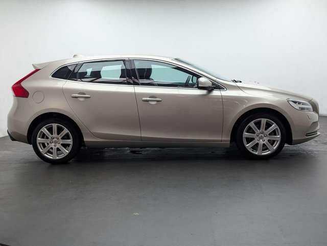 USED 2017 67 VOLVO V40 2.0 V40 Inscription T3 5dr CLICK+COLLECT / HOME DELIVERY