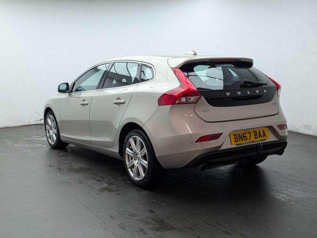 USED 2017 67 VOLVO V40 2.0 V40 Inscription T3 5dr CLICK+COLLECT / HOME DELIVERY