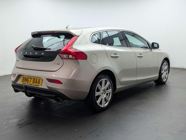 USED 2017 67 VOLVO V40 2.0 V40 Inscription T3 5dr CLICK+COLLECT / HOME DELIVERY
