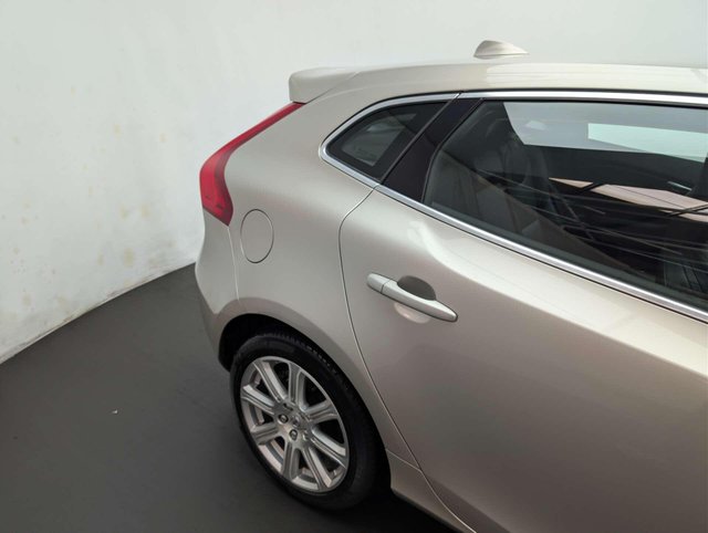 USED 2017 67 VOLVO V40 2.0 V40 Inscription T3 5dr CLICK+COLLECT / HOME DELIVERY