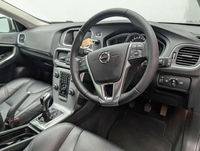 USED 2017 67 VOLVO V40 2.0 V40 Inscription T3 5dr CLICK+COLLECT / HOME DELIVERY