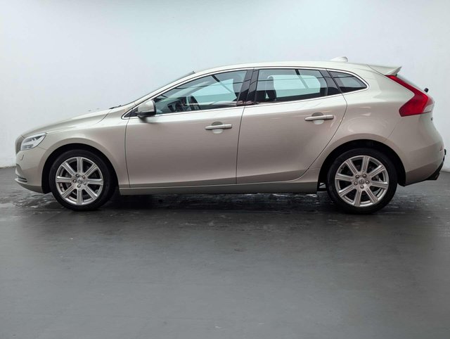 USED 2017 67 VOLVO V40 2.0 V40 Inscription T3 5dr CLICK+COLLECT / HOME DELIVERY