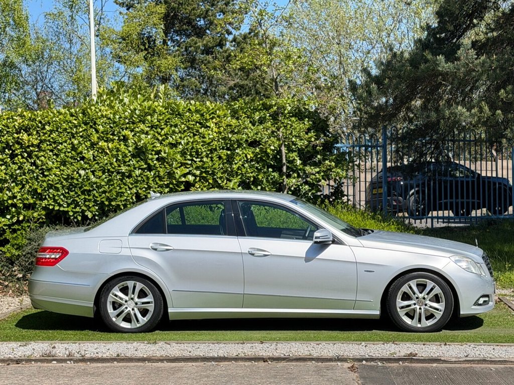 USED 2009 59 MERCEDES-BENZ E-CLASS 3.0 E350 CDI V6 BlueEfficiency Avantgarde Saloon 4dr Diesel G-Tronic Euro 5 (231 ps) A Well Cared for Fine Driving Example with Heated Leather with Electric Memory Adjustment and Satellite Navigation and Mercedes Service History to 79k