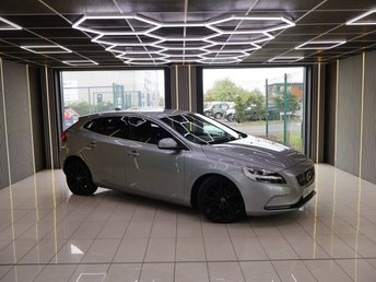 2017 VOLVO V40