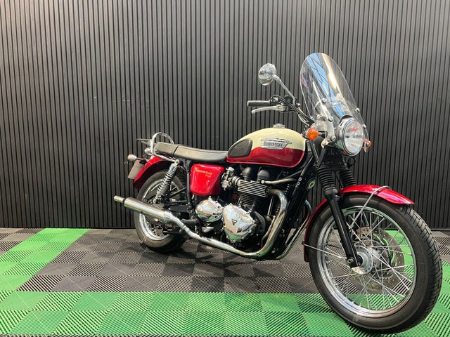 View our TRIUMPH BONNEVILLE T100