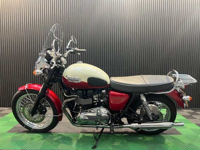 View our TRIUMPH BONNEVILLE T100