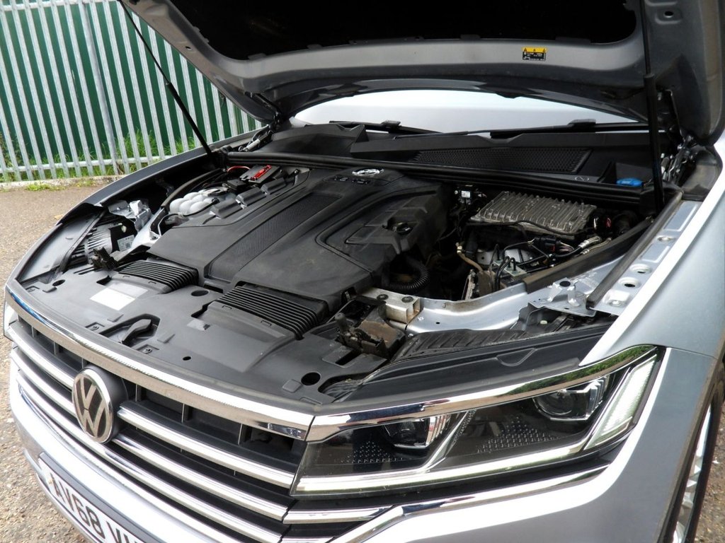 USED 2019 68 VOLKSWAGEN TOUAREG 3.0 TDI V6 SEL SUV 5dr Diesel Tiptronic 4Motion Euro 6 (s/s) (231 ps) 4Motion V6 SEL Automatic