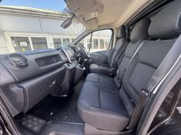 USED 2021 21 RENAULT TRAFIC 2.0 dCi ENERGY 28 Sport Panel Van 5dr Diesel Manual SWB Standard Roof Euro 6 (s/s) (120 ps) This 2021 Renault Trafic boasts a clear vehicle history, offering you peace of mind. This dCi ENERGY 28 Sport SWB Standard Roof model is powered by an efficient 2.0 litre diesel engine, meeting Euro 6 emission standards. Its Sport trim level adds a touch of style and practicality, making it a versatile choice for a variety of needs. The Trafic's robust 2.0 dCi engine provides a strong performance while remaining economical, a key advantage over many other vans in its class.