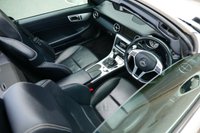 USED 2011 61 MERCEDES-BENZ SLK 1.8 SLK200 BlueEfficiency Edition 125 Convertible 2dr Petrol G-Tronic+ Euro 5 (s/s) (184 ps) CALCITE WHITE PAINTWORK + SAT NAV + DAB RADIO + BLUETOOTH