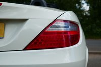 USED 2011 61 MERCEDES-BENZ SLK 1.8 SLK200 BlueEfficiency Edition 125 Convertible 2dr Petrol G-Tronic+ Euro 5 (s/s) (184 ps) CALCITE WHITE PAINTWORK + SAT NAV + DAB RADIO + BLUETOOTH