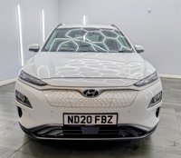 USED 2020 20 HYUNDAI KONA 64kWh Premium SE SUV 5dr Electric Auto (7kW Charger) (204 ps) 17 INCH ALLOY WHEELS,  PARKING SENSORS - REAR CAMERA , HEAD-UP DISPLAY , HEATED SEATS , APPLE CARPLAY - ANDROID AUTO , FULL SERVICE HISTORY