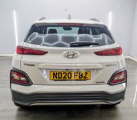 USED 2020 20 HYUNDAI KONA 64kWh Premium SE SUV 5dr Electric Auto (7kW Charger) (204 ps) 17 INCH ALLOY WHEELS,  PARKING SENSORS - REAR CAMERA , HEAD-UP DISPLAY , HEATED SEATS , APPLE CARPLAY - ANDROID AUTO , FULL SERVICE HISTORY