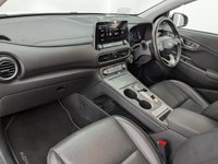 USED 2020 20 HYUNDAI KONA 64kWh Premium SE SUV 5dr Electric Auto (7kW Charger) (204 ps) 17 INCH ALLOY WHEELS,  PARKING SENSORS - REAR CAMERA , HEAD-UP DISPLAY , HEATED SEATS , APPLE CARPLAY - ANDROID AUTO , FULL SERVICE HISTORY