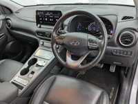 USED 2020 20 HYUNDAI KONA 64kWh Premium SE SUV 5dr Electric Auto (7kW Charger) (204 ps) 17 INCH ALLOY WHEELS,  PARKING SENSORS - REAR CAMERA , HEAD-UP DISPLAY , HEATED SEATS , APPLE CARPLAY - ANDROID AUTO , FULL SERVICE HISTORY
