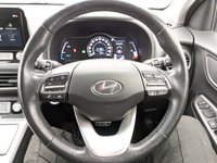 USED 2020 20 HYUNDAI KONA 64kWh Premium SE SUV 5dr Electric Auto (7kW Charger) (204 ps) 17 INCH ALLOY WHEELS,  PARKING SENSORS - REAR CAMERA , HEAD-UP DISPLAY , HEATED SEATS , APPLE CARPLAY - ANDROID AUTO , FULL SERVICE HISTORY