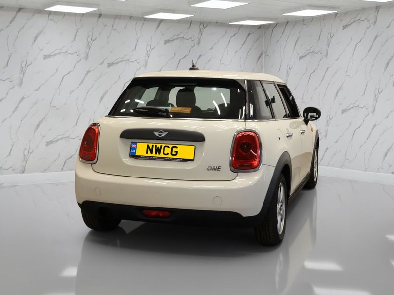 2015 MINI Hatch in white — photo 5 of 8