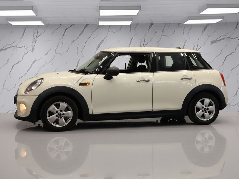 2015 MINI Hatch in white — photo 7 of 8