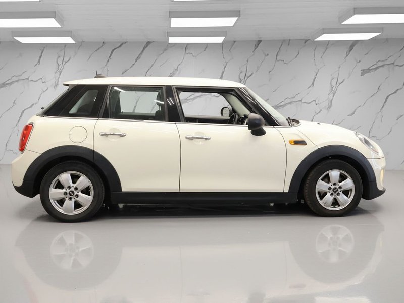 2015 MINI Hatch in white — photo 8 of 8
