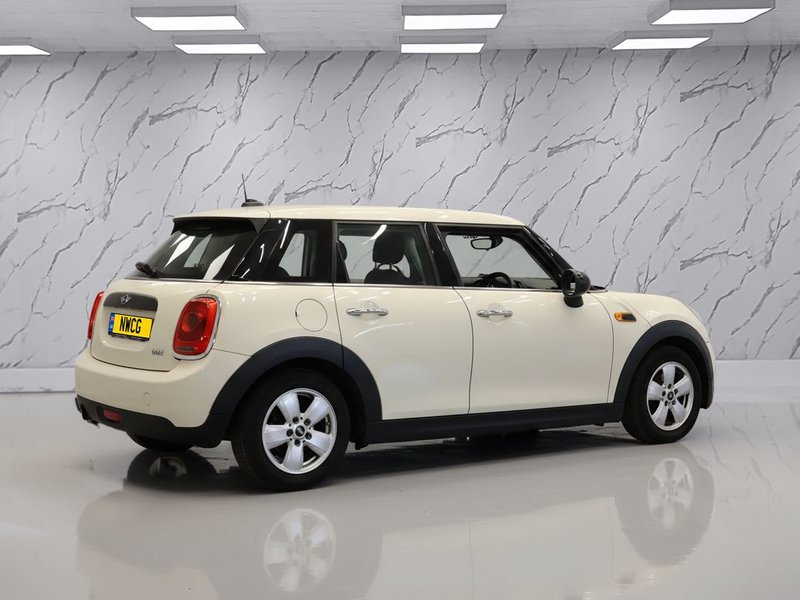 2015 MINI Hatch in white — photo 6 of 8