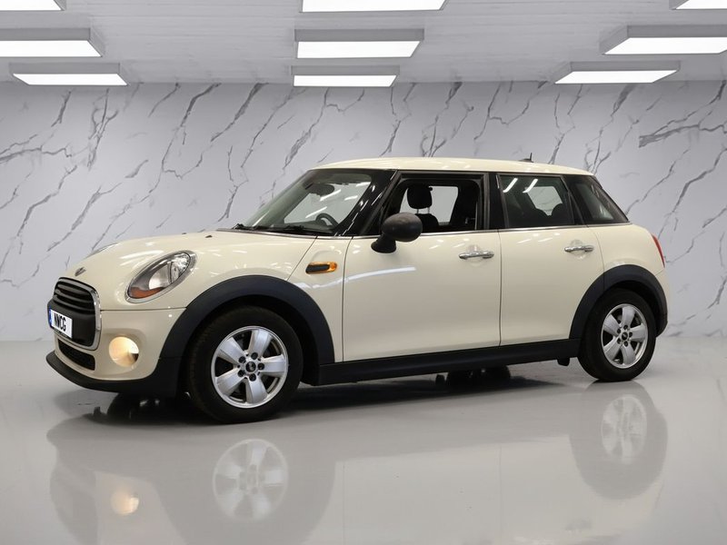 2015 MINI Hatch in white — photo 4 of 8