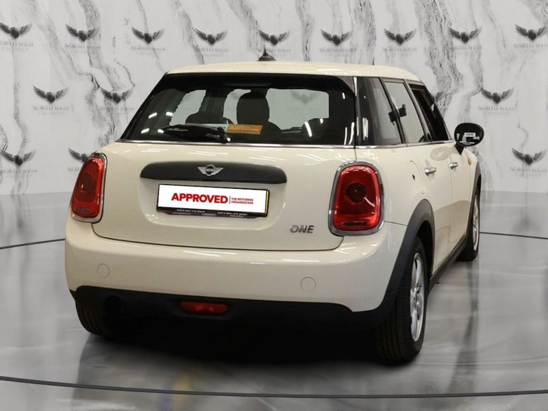 2015 MINI Hatch in white — photo 7 of 11