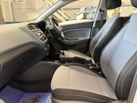 USED 2016 16 HYUNDAI I20 1.2 Blue Drive SE Hatchback 5 door Petrol Manual Euro 6 in White AUX POINT+REAR PARKING SENSORS
