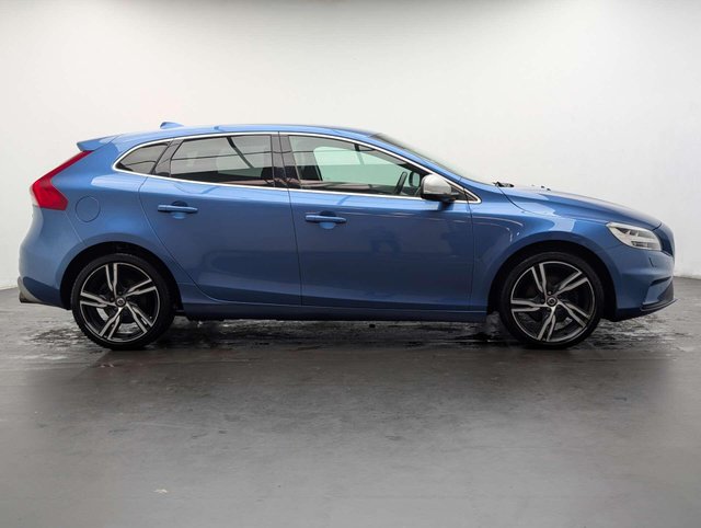 USED 2019 19 VOLVO V40 2.0 V40 R-Design Edition T2 5dr CLICK+COLLECT / HOME DELIVERY