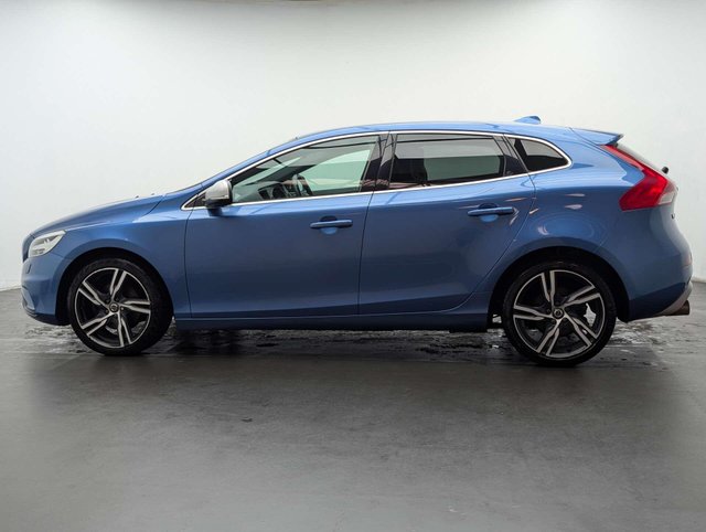 USED 2019 19 VOLVO V40 2.0 V40 R-Design Edition T2 5dr CLICK+COLLECT / HOME DELIVERY