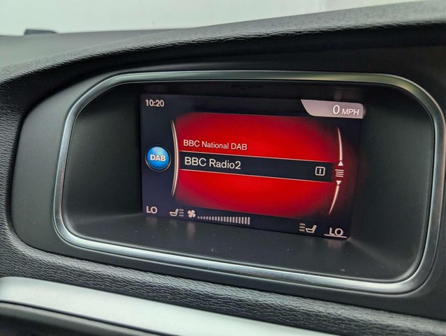 USED 2019 19 VOLVO V40 2.0 V40 R-Design Edition T2 5dr CLICK+COLLECT / HOME DELIVERY
