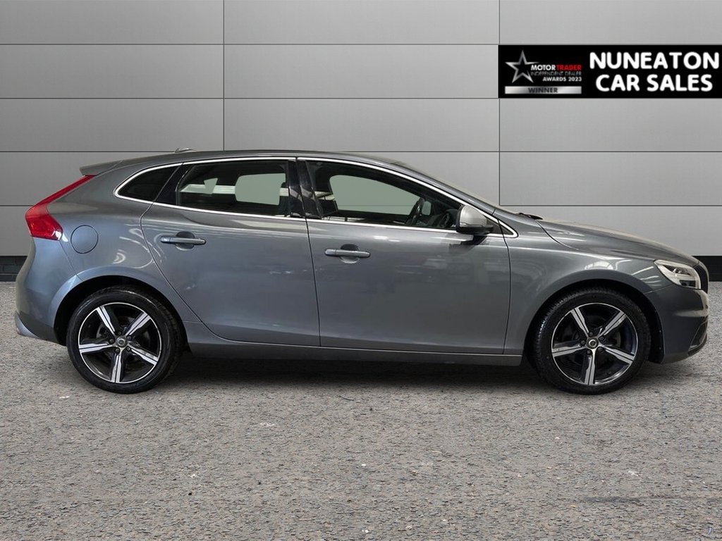USED 2017 67 VOLVO V40 2.0 T2 R-Design Hatchback 5dr Petrol Manual Euro 6 (s/s) (122 ps) Sat Nav