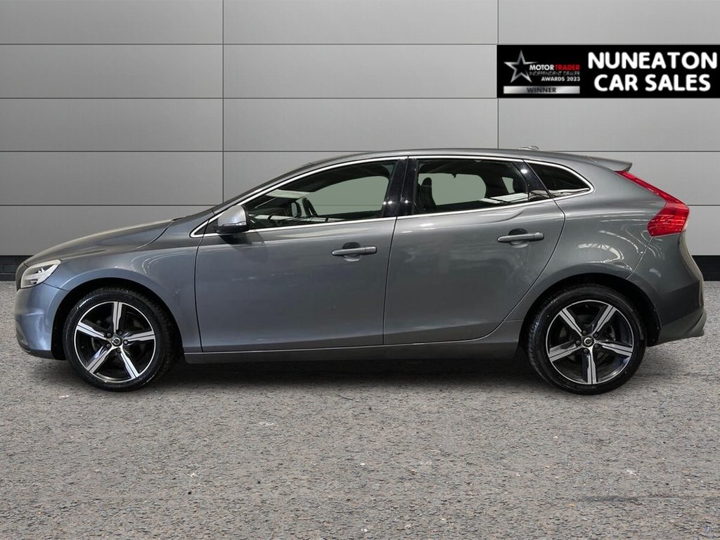 USED 2017 67 VOLVO V40 2.0 T2 R-Design Hatchback 5dr Petrol Manual Euro 6 (s/s) (122 ps) Sat Nav