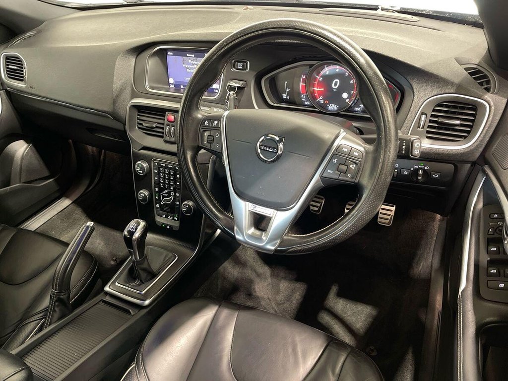 USED 2017 67 VOLVO V40 2.0 T2 R-Design Hatchback 5dr Petrol Manual Euro 6 (s/s) (122 ps) Sat Nav