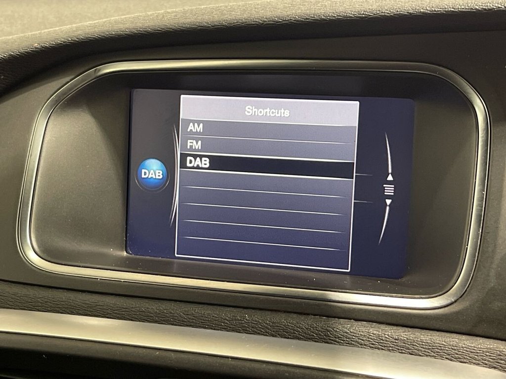 USED 2017 67 VOLVO V40 2.0 T2 R-Design Hatchback 5dr Petrol Manual Euro 6 (s/s) (122 ps) Sat Nav