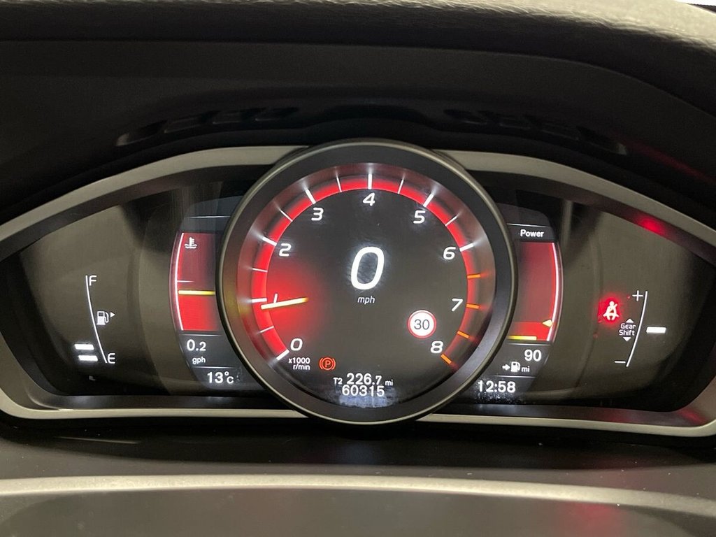 USED 2017 67 VOLVO V40 2.0 T2 R-Design Hatchback 5dr Petrol Manual Euro 6 (s/s) (122 ps) Sat Nav