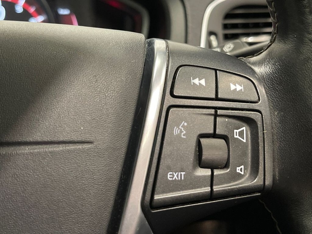 USED 2017 67 VOLVO V40 2.0 T2 R-Design Hatchback 5dr Petrol Manual Euro 6 (s/s) (122 ps) Sat Nav