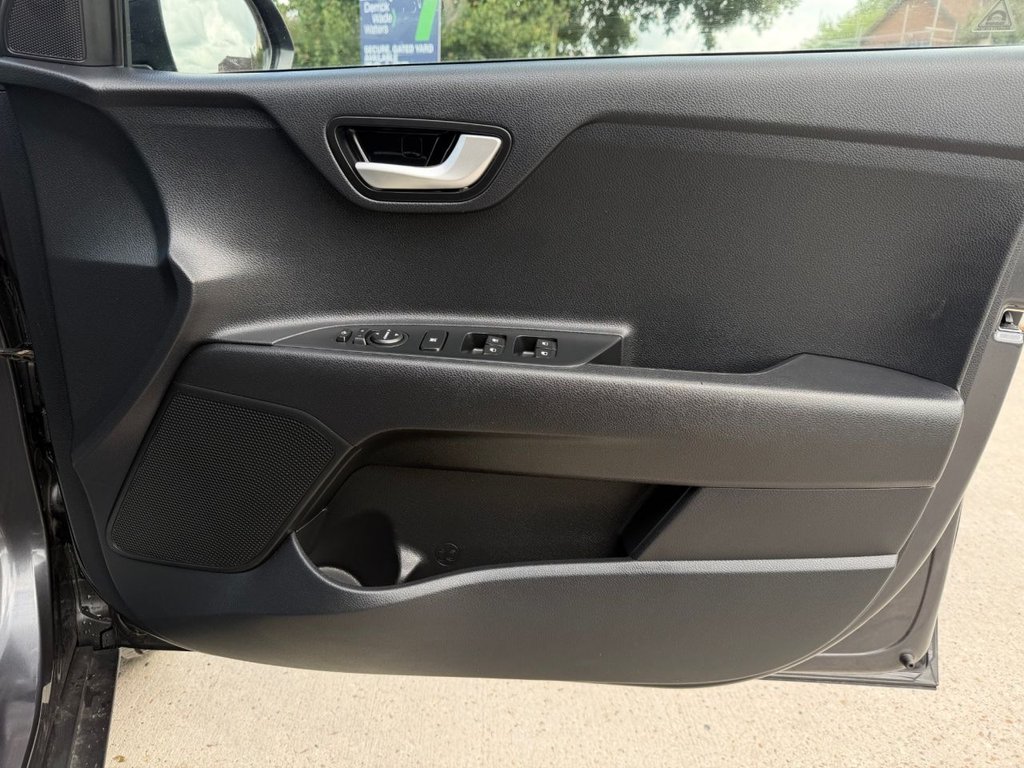 USED 2019 19 KIA STONIC 1.6 CRDi 2 SUV 5dr Diesel Manual Euro 6 (s/s) (108 bhp) 6 Services|Sensors|Cruise|Apple CarPlay/Android Auto|