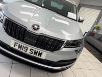 USED 2019 19 SKODA KAROQ 1.5 TSI ACT SE L SUV 5dr Petrol Manual Euro 6 (s/s) (150 ps) BRILLIANT SILVER / BLACK MICROSUEDE / LEATHER TRIM / HEATED FRONT SEATS / DUAL ZONE CLIMATE / ELECTRIC WINDOWS / POWERFOLD MIRRORS / CRUISE CONTROL / SPEED LIMITER / FRONT ASSIST / DRIVE MODE SELECTION / DAB FM AM TUNER / BLUETOOTH / USB / SMARTPHONE APP LINK / REAR PARKING CAMERA / FRONT AND REAR PARKING SENSORS / 18" ALLOY WHEELS / PRIVACY GLASS / SPACE SAVER SPARE WHEEL / SERVICE HISTORY