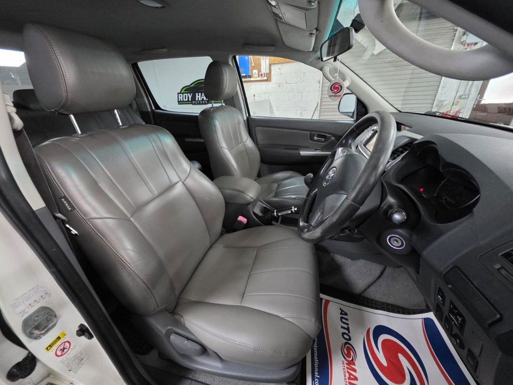 USED 2012 12 TOYOTA HI-LUX 3.0 D-4D Invincible Pickup Double Cab 4dr Diesel Manual 4WD Euro 5 (171 ps) 2 Keys - Bluetooth - Sensors!