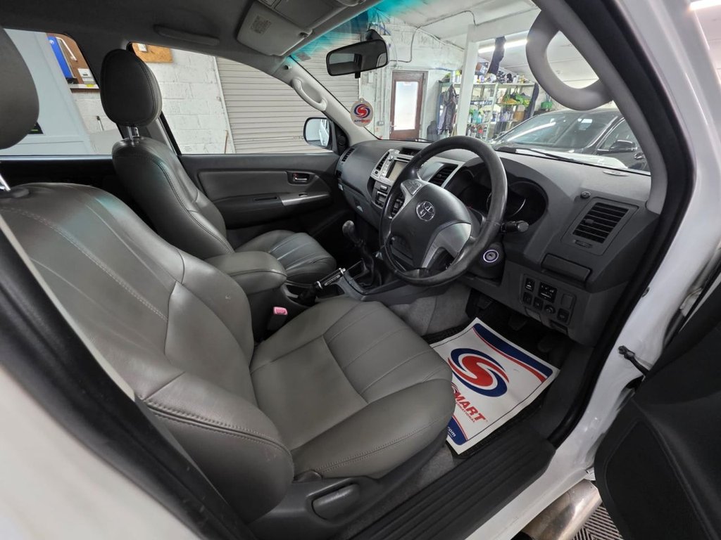 USED 2012 12 TOYOTA HI-LUX 3.0 D-4D Invincible Pickup Double Cab 4dr Diesel Manual 4WD Euro 5 (171 ps) 2 Keys - Bluetooth - Sensors!