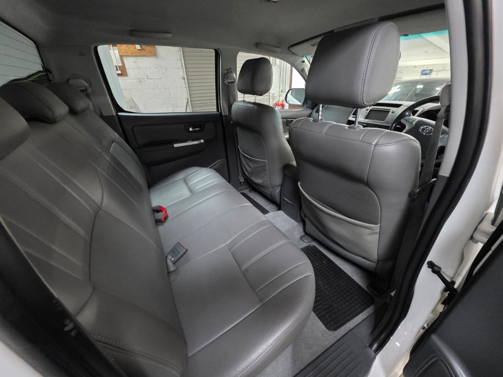 USED 2012 12 TOYOTA HI-LUX 3.0 D-4D Invincible Pickup Double Cab 4dr Diesel Manual 4WD Euro 5 (171 ps) 2 Keys - Bluetooth - Sensors!