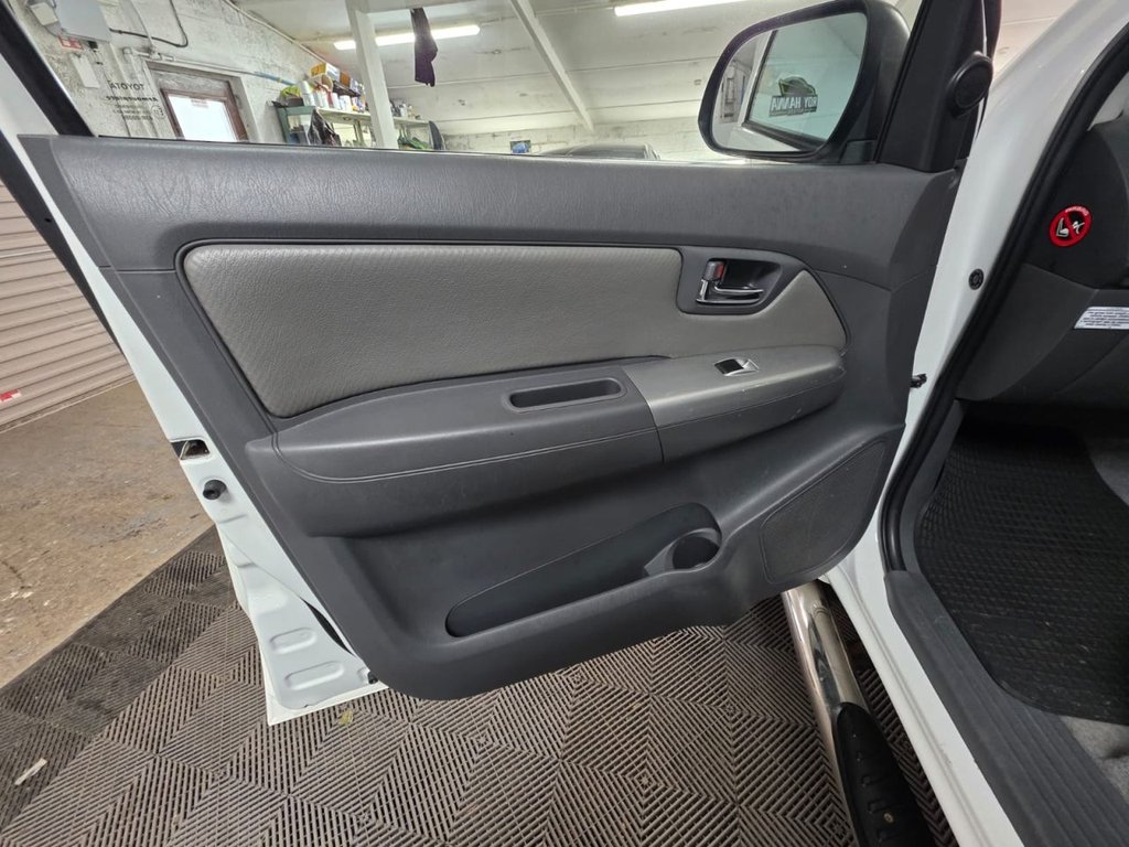 USED 2012 12 TOYOTA HI-LUX 3.0 D-4D Invincible Pickup Double Cab 4dr Diesel Manual 4WD Euro 5 (171 ps) 2 Keys - Bluetooth - Sensors!