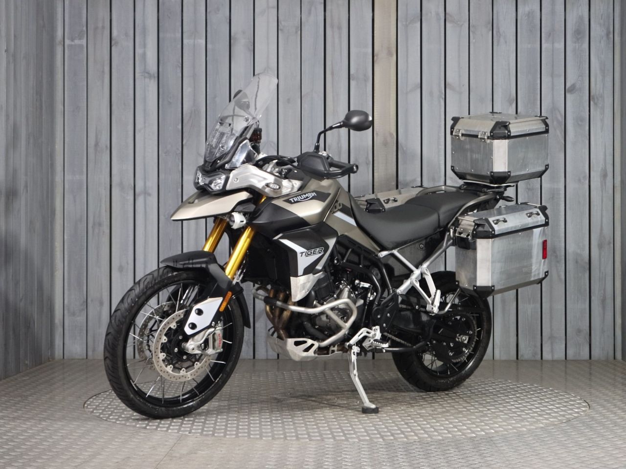 TRIUMPH TIGER 900